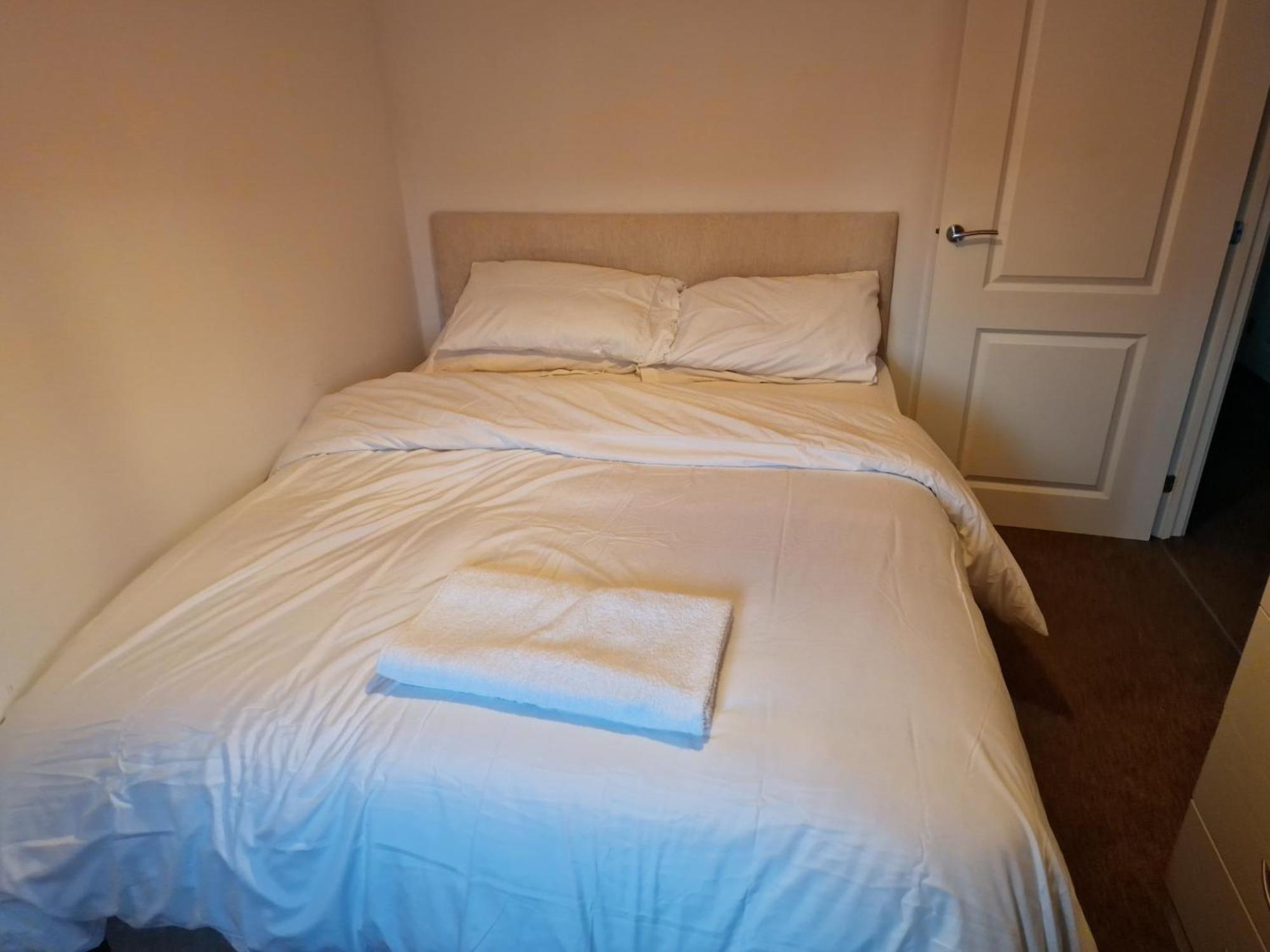 Well Furnished 3 Bedroom House In A Cosy Estate In Bolton Room photo